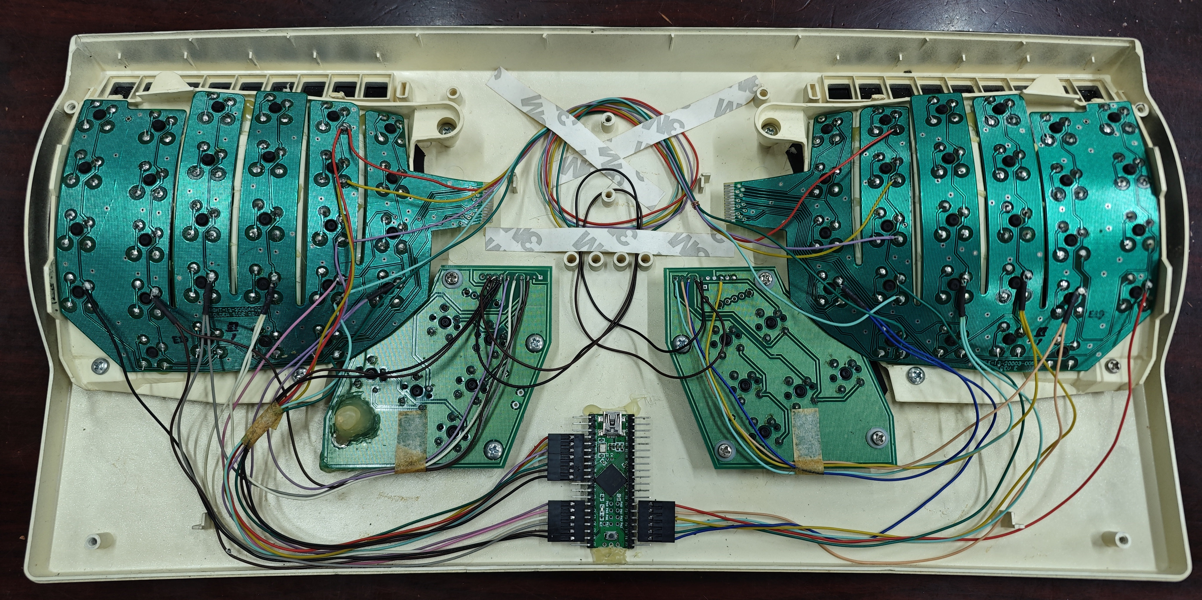 Kinesis Contoured 键盘内侧
